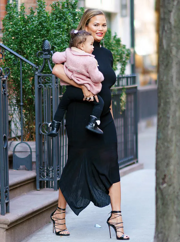 Chrissy nekat gendong anak saat hamil besar © dailymail.co.uk