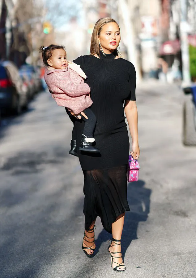 Chrissy ubah jalanan jadi runway © dailymail.co.uk