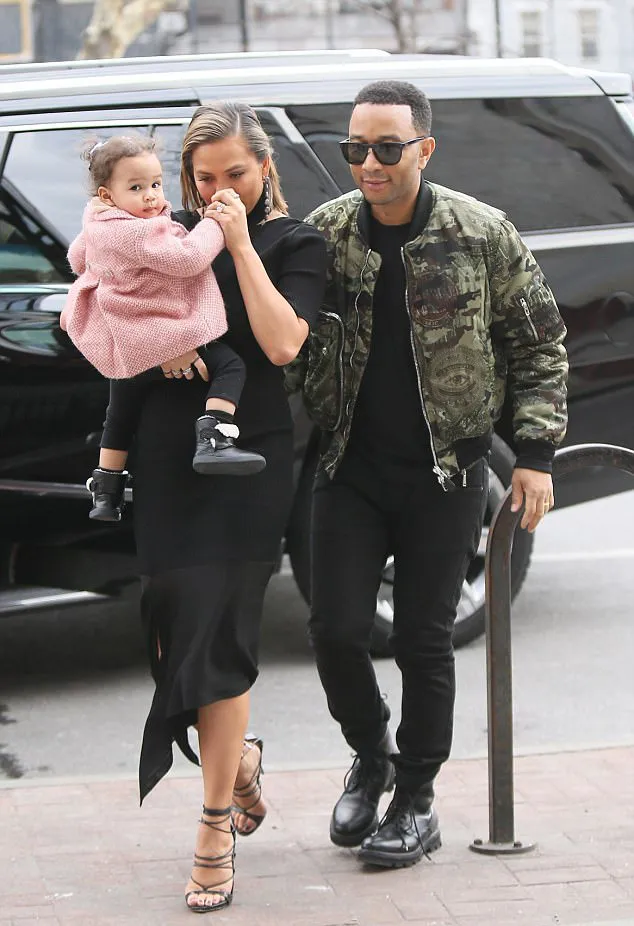 Baby Luna pun terlihat menggemaskan dengan coat pink yang dikenakannya © dailymail.co.uk
