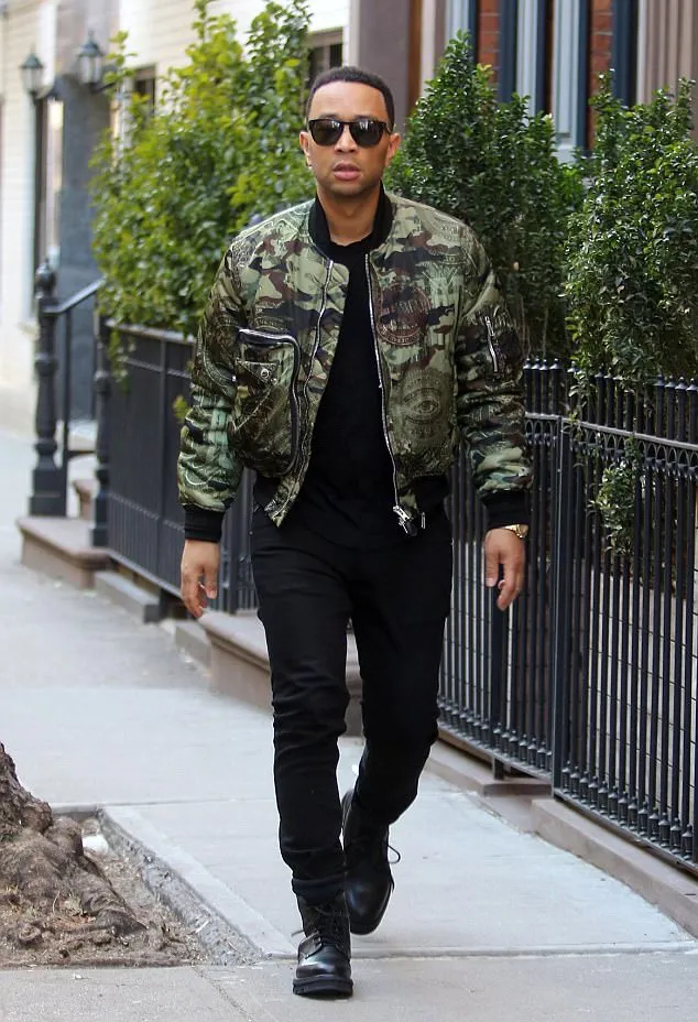 John juga berdandan stylish dengan gaya casual © dailymail.co.uk