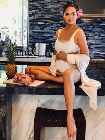 Chrissy kembali pamer baby bump © instagram.com/chrissyteigen