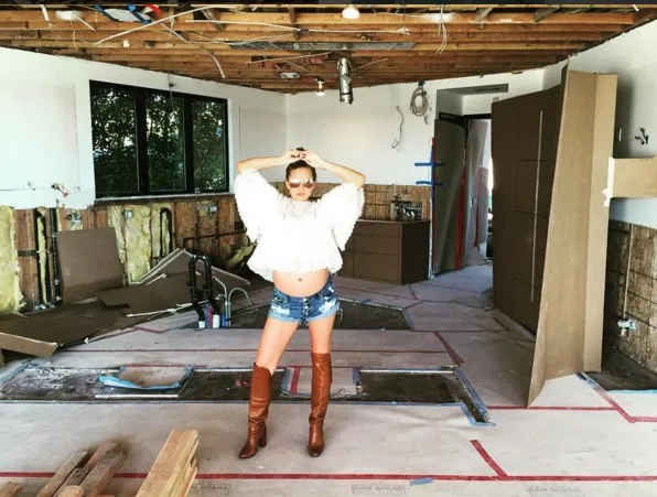 Chrissy pamer perut buncit © instagram.com/chrissyteigen
