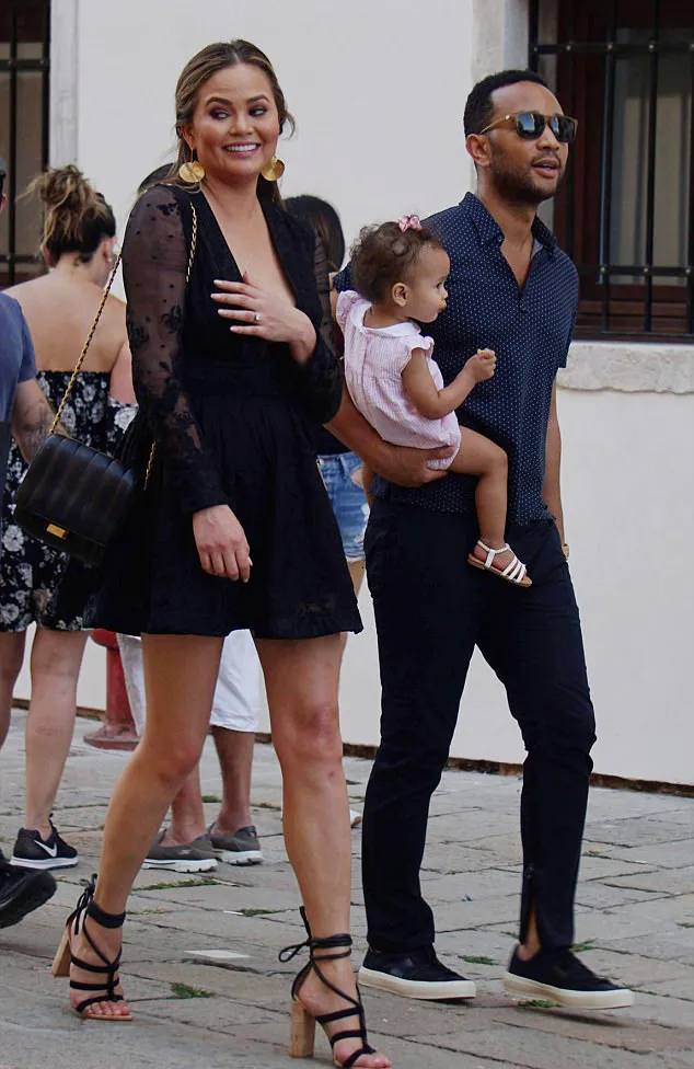 Chrissy dan John asyik liburan ke Venice © dailymail.co.uk