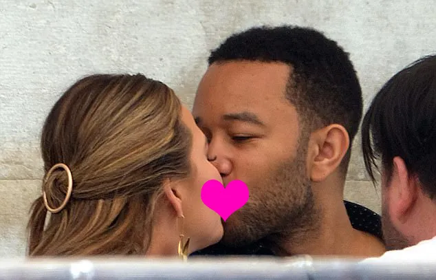 Bagai dunia milik berdua © dailymail.co.uk