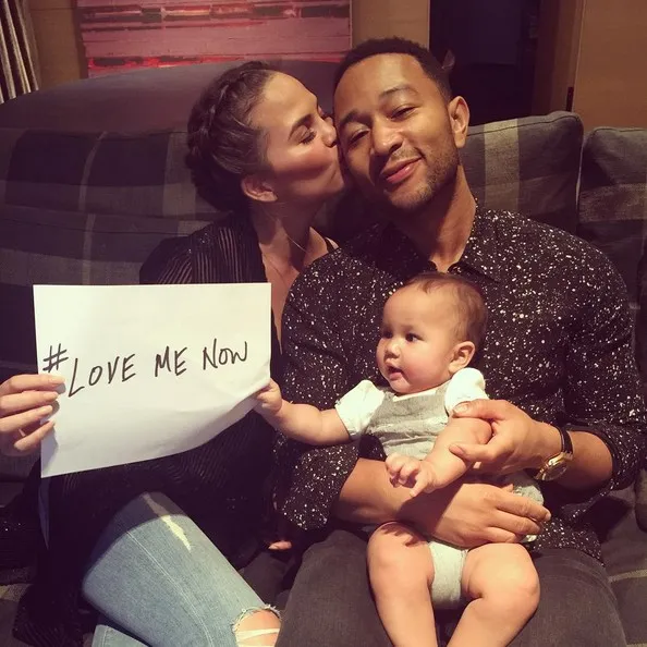 Chrissy, John, dan baby Luna. Benar-benar keluarga kecil yang bahagia bukan? ;) © instagram.com/johnlegend