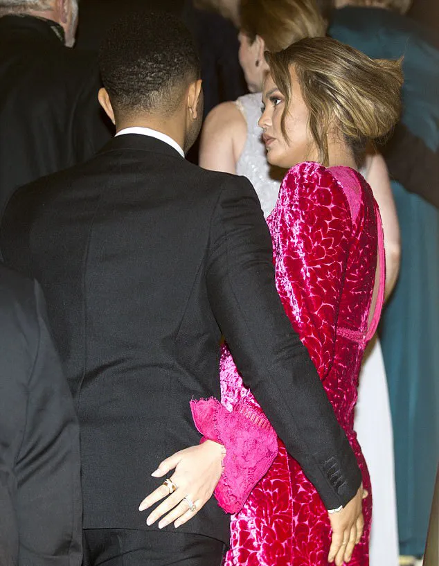 John ketahuan pegang pantat Chrissy. Credit: dailymail.co.uk