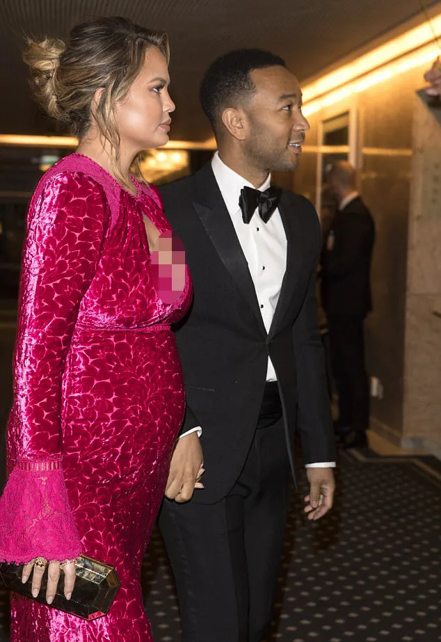 Chrissy tampil stunning dengan perut buncitnya. Credit: dailymail.co.uk