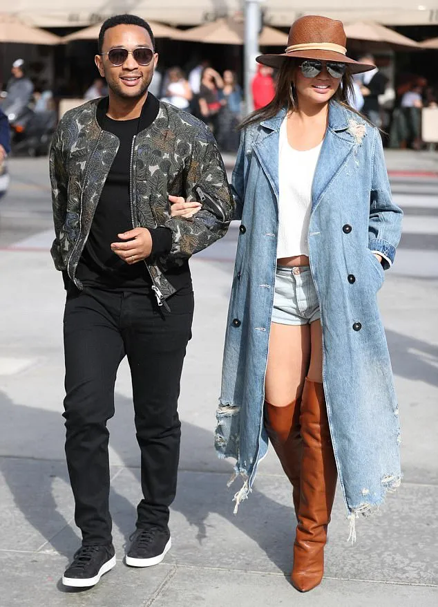 Chrissy tampil stylish saat hamil © dailymail.co.uk