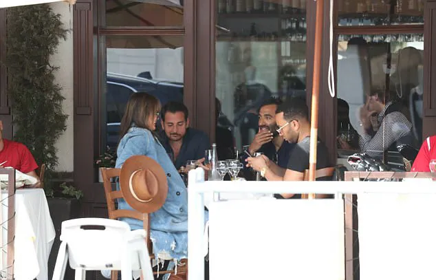 Chrissy dan John makan siang bareng teman-temannya © dailymail.co.uk