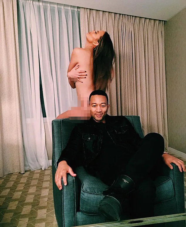 Chrissy Teigen bugil © instagram.com/chrissyteigen