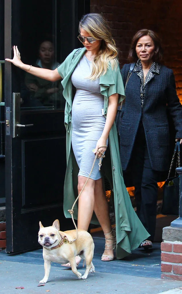 Chrissy nekat pakai high heels saat hamil © Splashnews.com