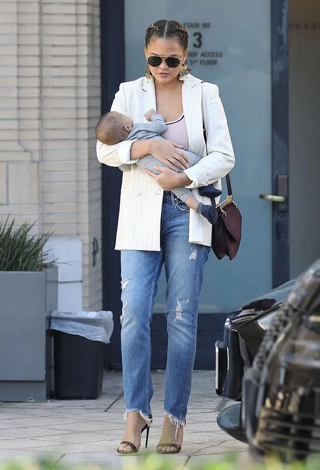 Stylish-nya gaya Chrissy Teigen © Vasquez-Max Lopes/BackGrid via dailymail.co.uk
