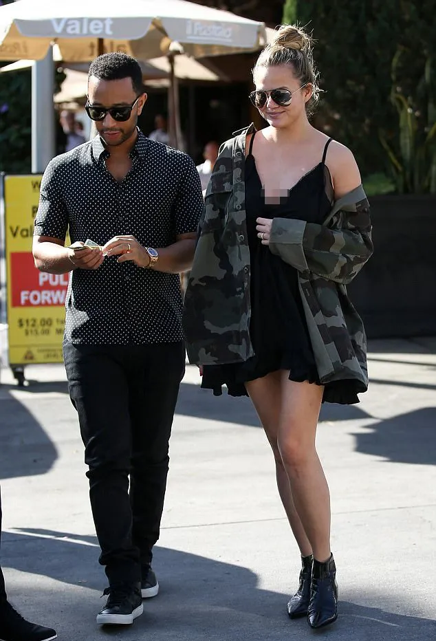 Chrissy tertangkap kencan bareng John Legend © dailymail.co.uk