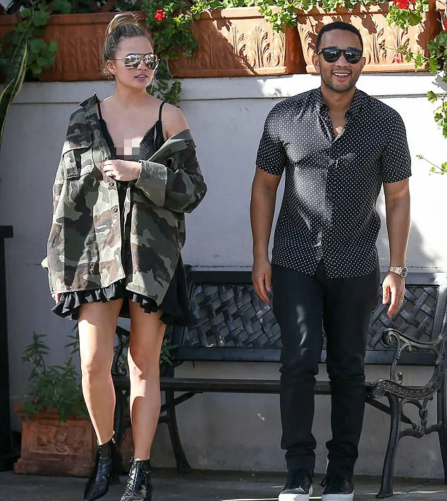 Cara jitu Chrissy sembunyikan perut buncitnya, tetap stylish kan? ;) © dailymail.co.uk