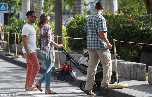 Masih tampak cantik bukan walau dalam balutan busana casual saja. 