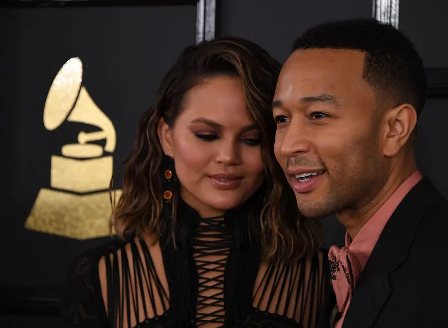 Chrissy dan John tak segan tunjukkan kemesraan di red carpet © AFP