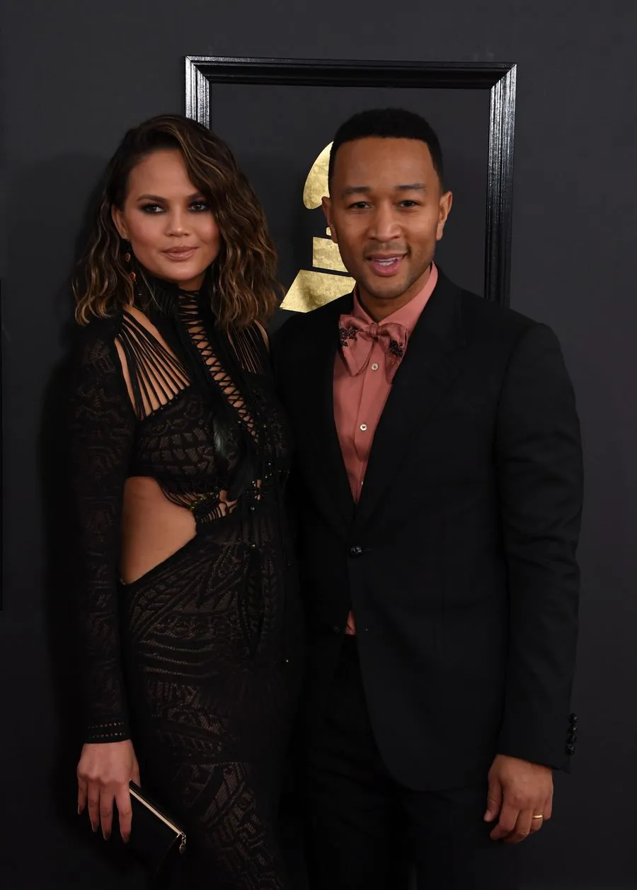 Chrissy Teigen dan John Legend mencui perhatian di Grammy Awards © AFP