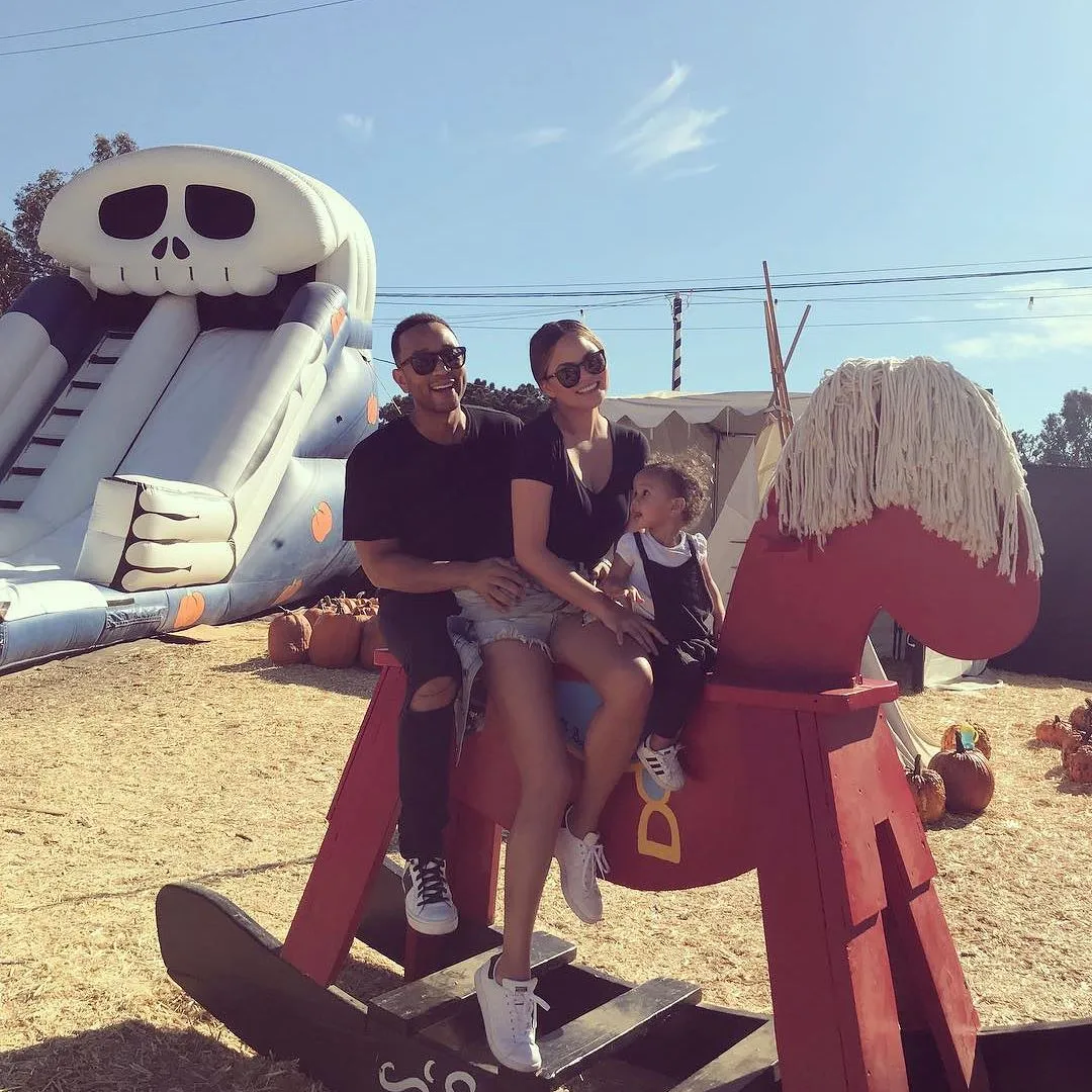 John, Chrissy, dan baby Luna asik main kuda-kudaan © Instagram.com/chrissyteigen