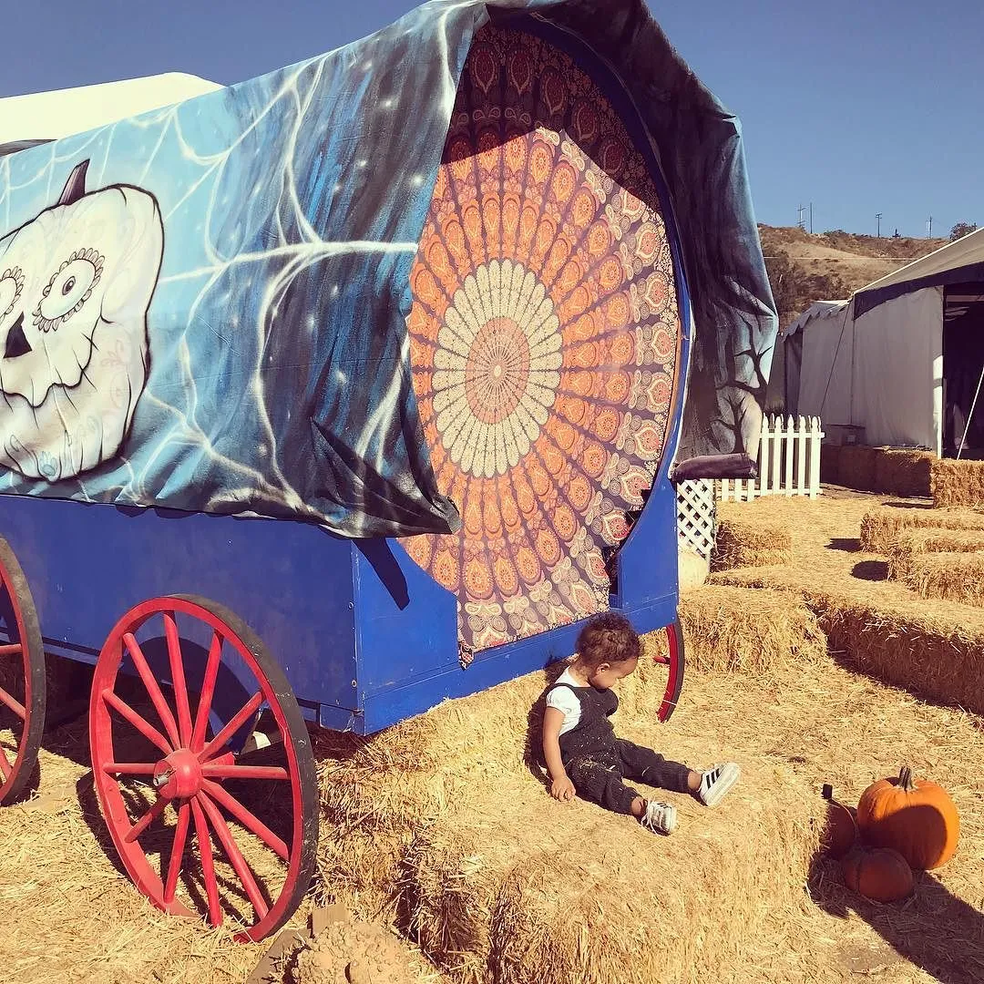 Baby Luna tampak asyik dengan dunianya sendiri © Instagram.com/chrissyteigen