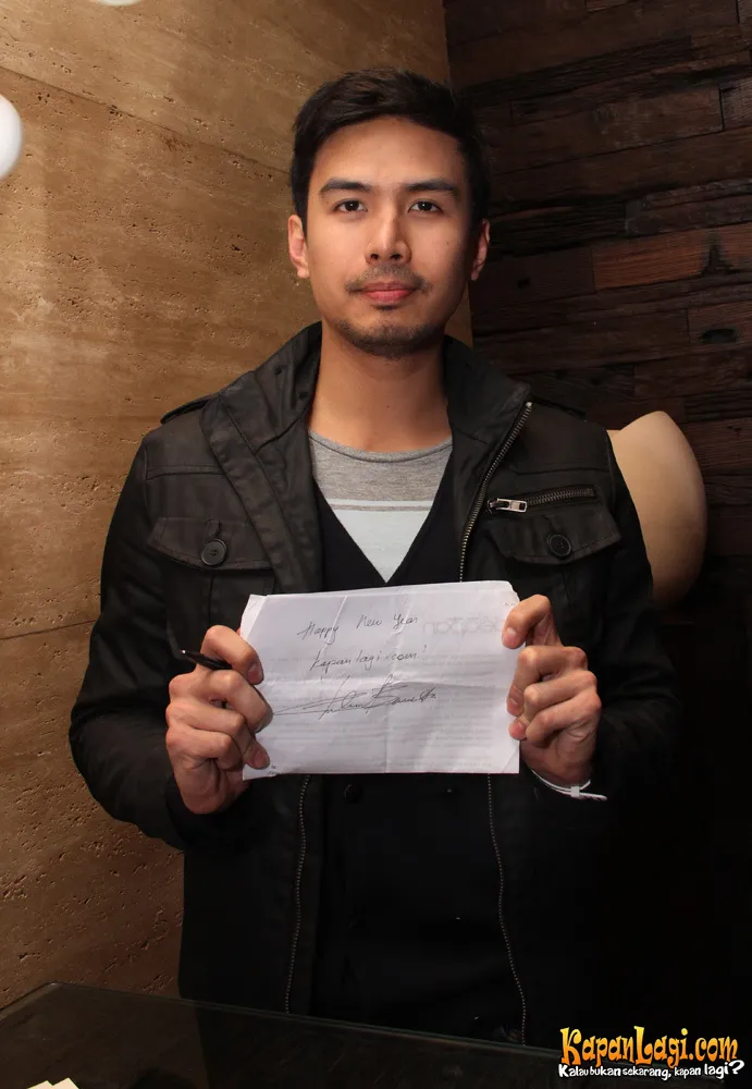 Christian Bautista tengah menjalani interview ekslusif dan menuliskan happy new years. ©Busan
