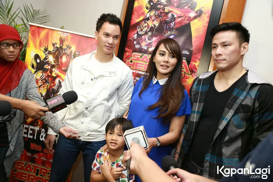 Anita Hara temani anaknya nonton SATRIA HEROES © KapanLagi.com®/Agus Apriyanto