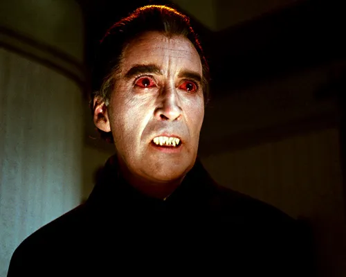 Christopher Lee sebagai Dracula © empireonline.com