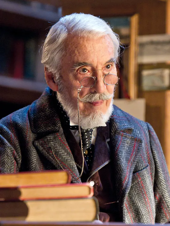 Christopher Lee sebagai penjaga perpustakaan di HUGO © Paramount Pictures