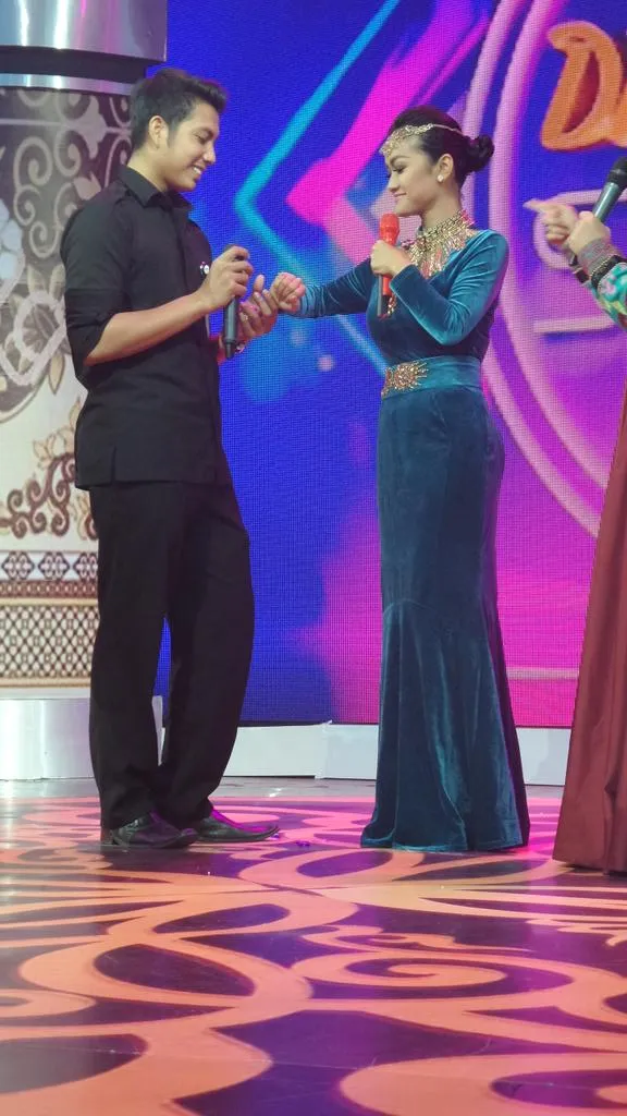 Sematkan cincin, Mukhlis balikan dengan Julia Perez/©twitter.com/DMDShow_MNCTV