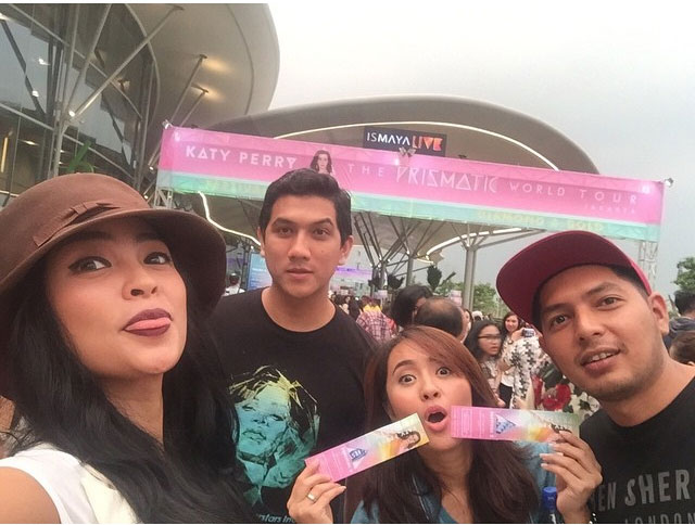 Chua dan Tantri Kotak saat mengantri masuk ke konser Katy Perry kemarin, Sabtu (9/5). ©Instagram/chuakotak