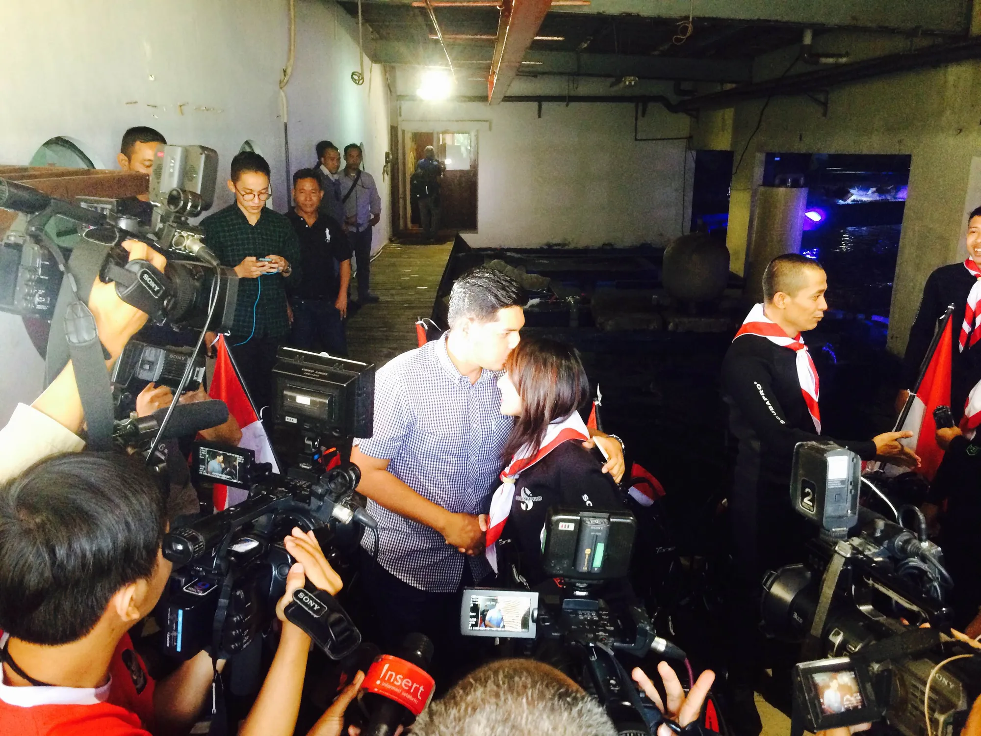 Chua berpamitan ke suaminya sebelum menyelam dan mengibarkan bendera merah putih di air. ©KapanLagi.com®/Adi Abbas Nugroho 