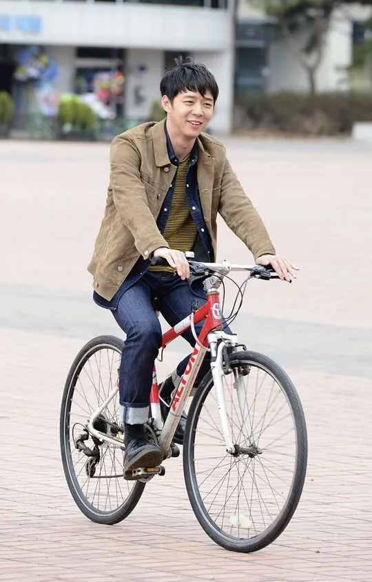 Yoochun JYJ punya aura yang menyenangkan di sekitarnya. ©soompi.com.