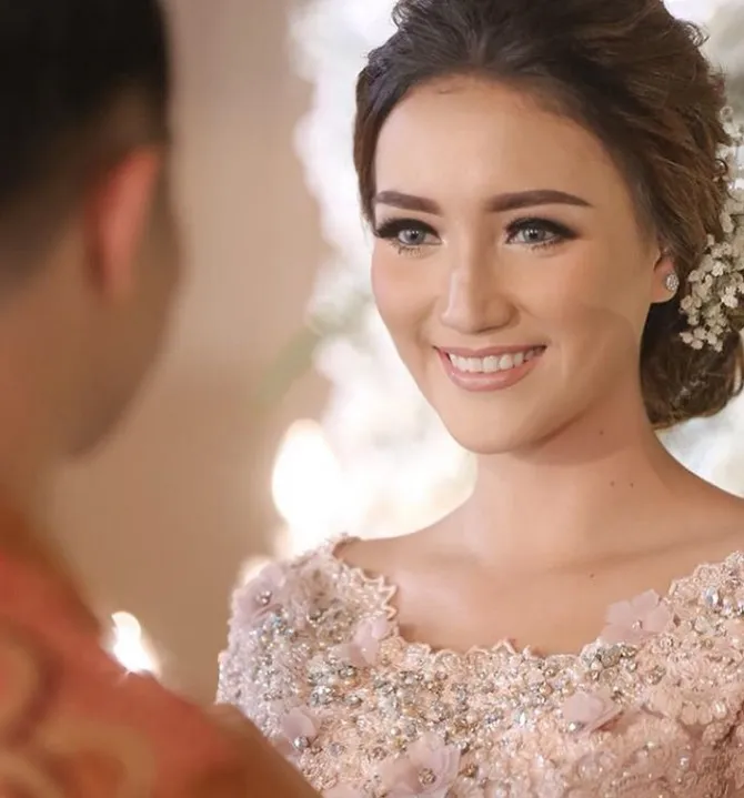 Wajah Erica memancarkan kebahagiaan (credit : instagram.com/ericaputrii)