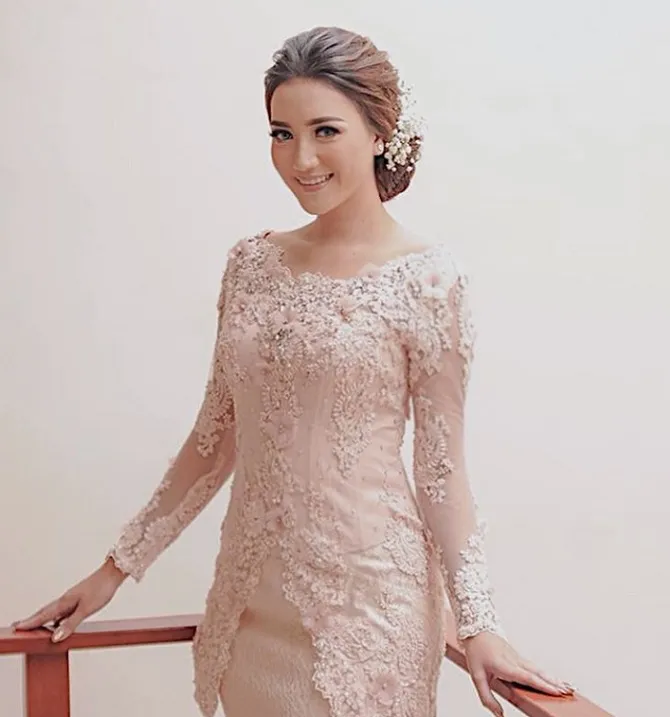Penampilan Erica yang dibalut dengan kebaya berwarna peach (credit : instagram.com/ericaputrii)