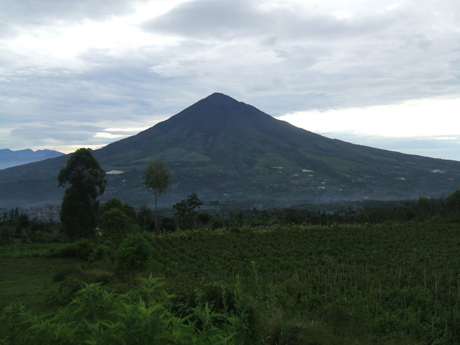 Konon Katanya, Inilah 6 Gunung Paling Angker di Indonesia 