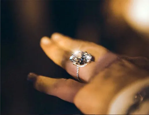 Kim K tunjukkan cincin tunangannya © Instagram/kikkardashian