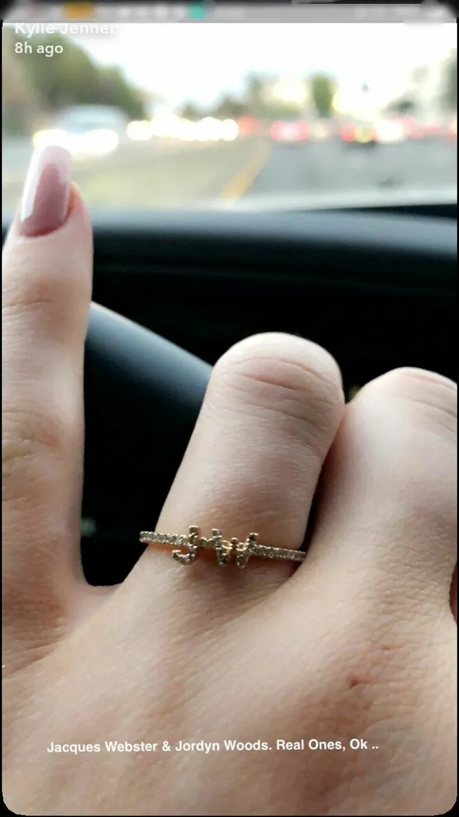 Cincin misterius di jari Kylie. (snapchat.com/add/kyliejenner/)