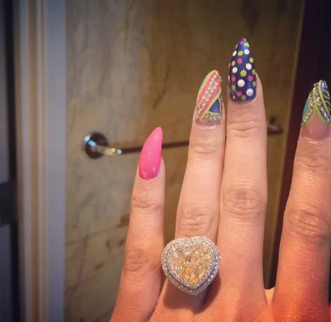 Cincin tunangan Nicki Minaj © Instagram/Nicki Minaj