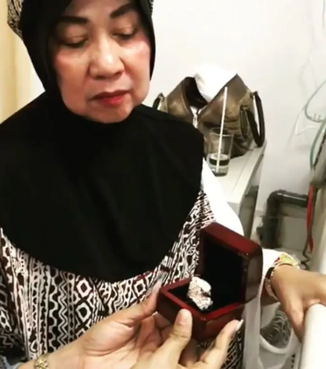 Ibu Dewi Perssik (credit: instagram.com/dewiperssikreal)