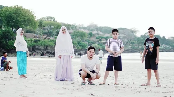 Kebersamaan keluaga Tengku dan Cindy saat liburan di sebuah pantai. /©instagram.com/tengku_firmansyah