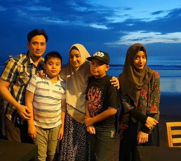 Makin bahagia, pasangan ini dikaruniai tiga orang anak. /©instagram.com/tengku_firmansyah