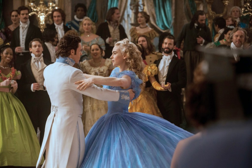 Lily James (Cinderella) sedang berdansa dengan sang pangeran (Richard Madden)/©Disney