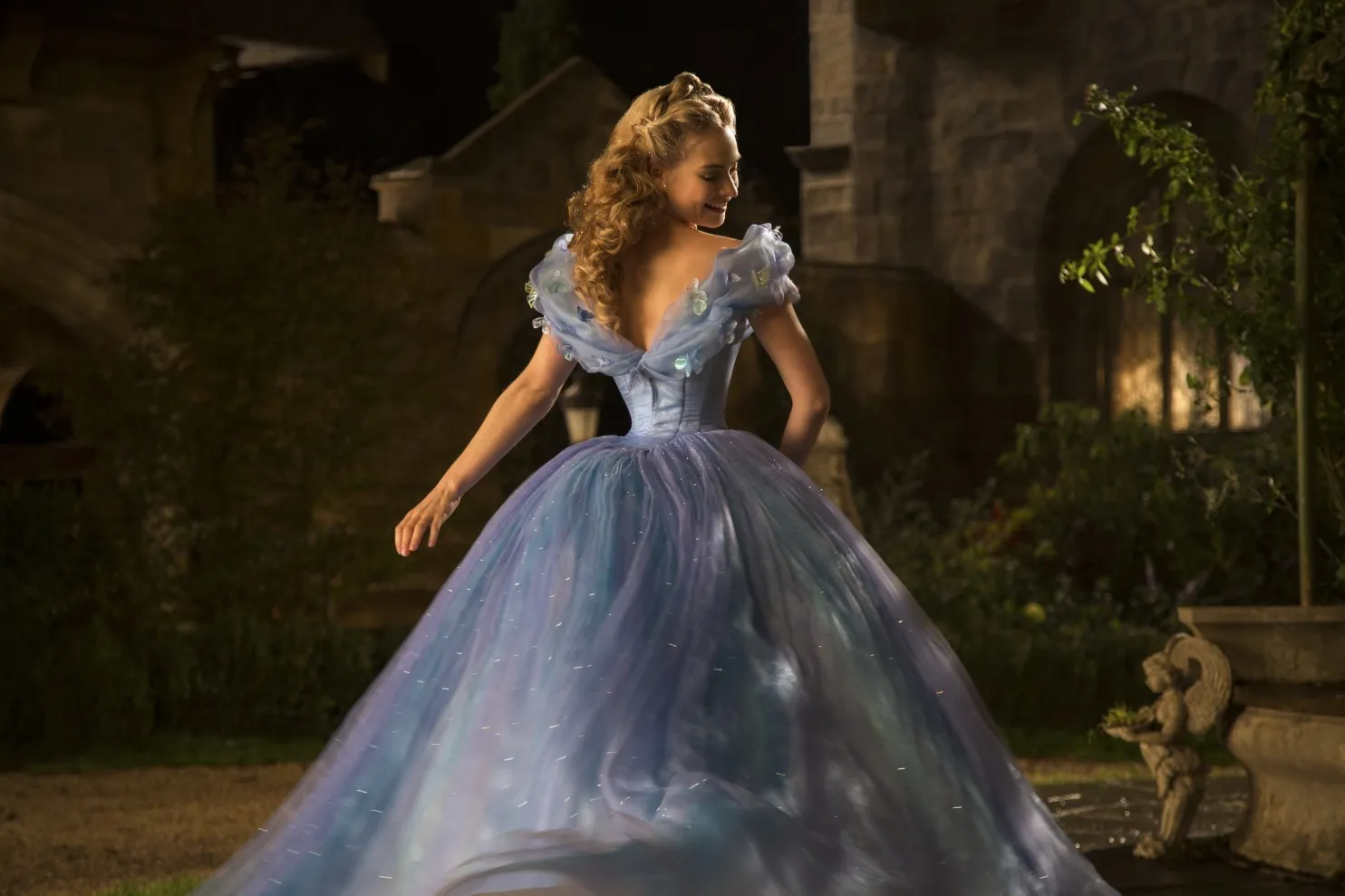 Lily James sebagai Cinderella © Disney