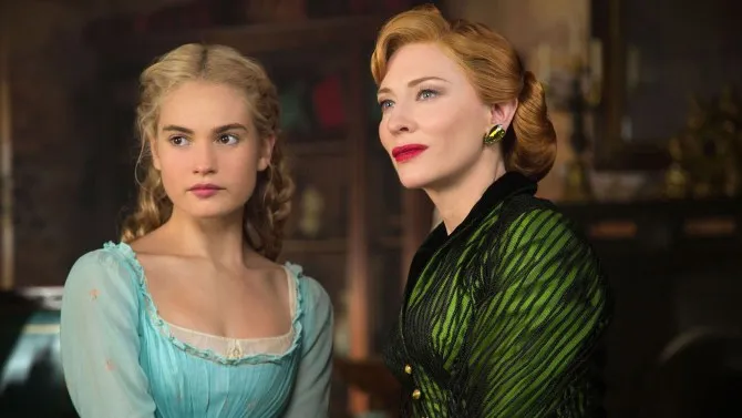 Lily James (kiri) dan Cate Blanchett dalam CINDERELLA © Disney