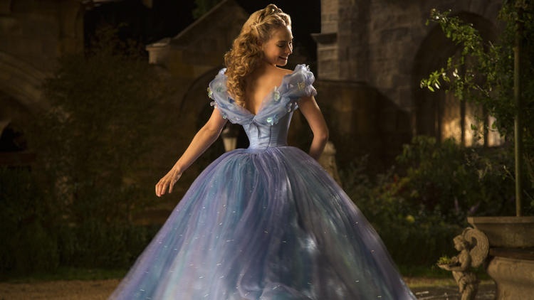 Gaun cantik yang membuat Lily James bergelimang kristal dan permata © Disney