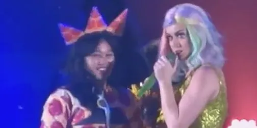 Bersama Katy Perry di atas panggung, Cindy sukses bikin ribuan KatyCats iri Nasional ©KapanLagi.com/Abbas Aditya