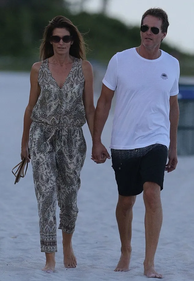 Cindy Crawford dan suami mesra © Daily mail