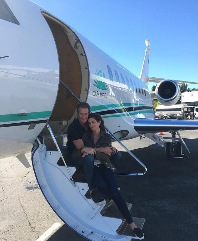Cindy dan suaminya bersiap naik pesawat jet pribadi © instagram.com/cindycrawford