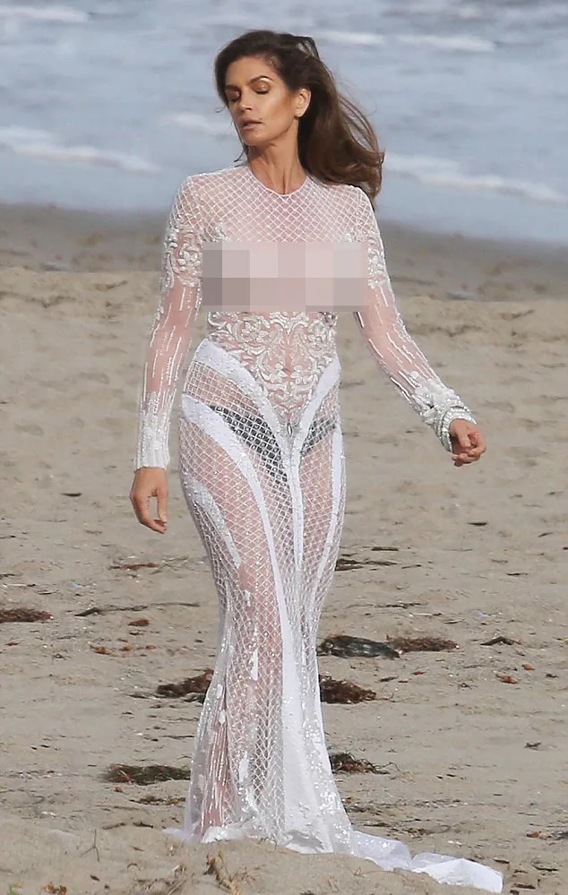 Cindy tampil seksi dan alami bencana fashion @ dailymail.co.uk