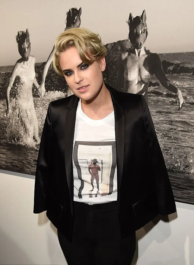 Tallulah Willis berpose di depan lukisan yang dibeli Cindy @ dailymail.co.uk