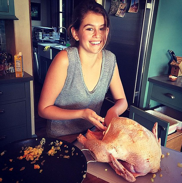 Nggak cuma cantik, Kaia juga pintar masak lho @ instagram.com/Rande Gerber